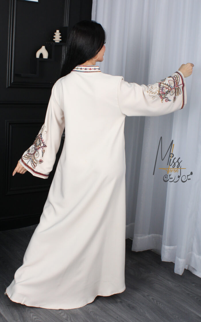 جلابية مطرزة